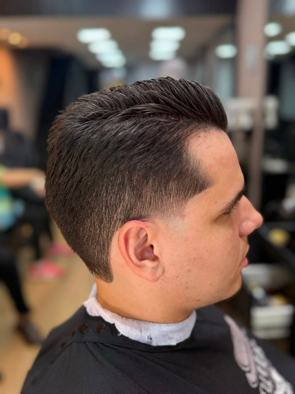 Corte com topete e degradê lateral