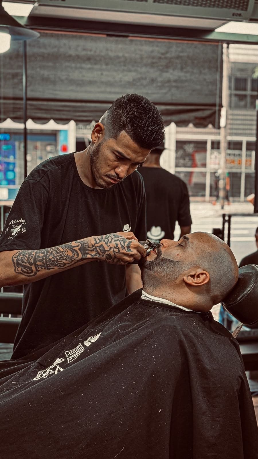Barbeiro da Barbearia Luma fazendo a barba de um cliente