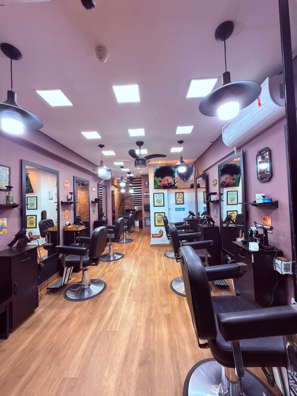 Interior da Barbearia Luma da Rua da Bahia: cadeiras de barbeiro, espelhos e ambiente climatizado